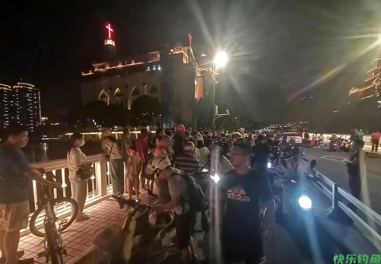 牌面！福州老伯钓鱼遭遇河道“青鱼王”，半条街的人都来看了